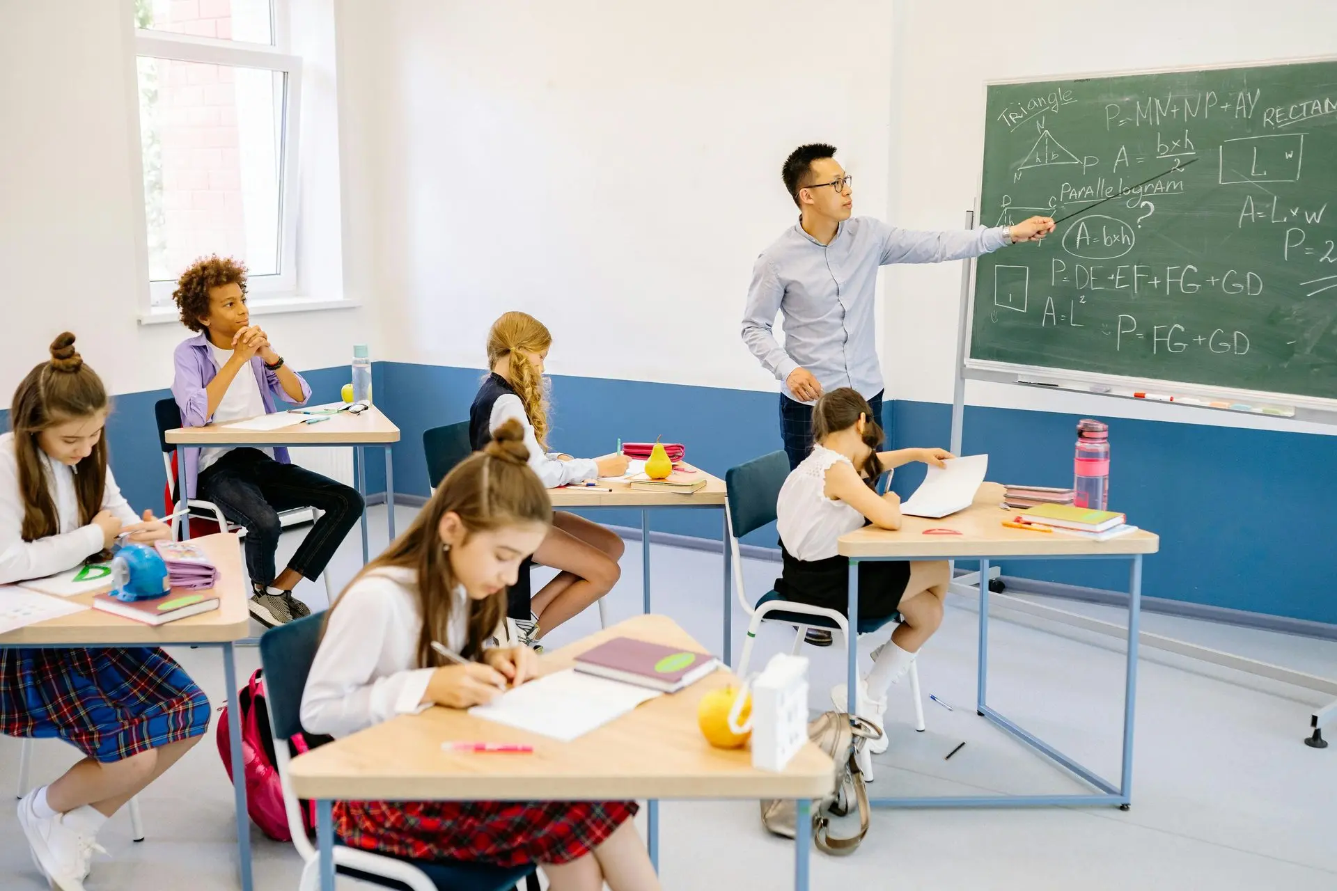 Adolescentes estudiando inglés